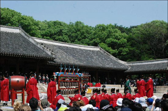 2012년 종묘대제 진행 모습으로 조선시대 종묘제례악과 일무, 제관의 제향 모습을 그대로 재현하고 있다. 