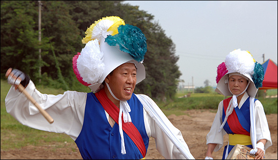 신나는 음악이 나오면 엉덩이를 들썩거리며 어깨를 움찔거리는 것이 한국인의 자화상입니다.
