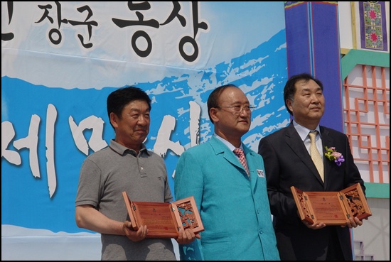 왼쪽부터 김대길 전남대학교 교수, 김충석 여수시장, 이종승 (주)뉴시스 회장