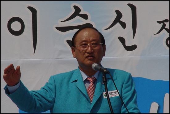 김충석 여수시장이 축사를 하고 있습니다.