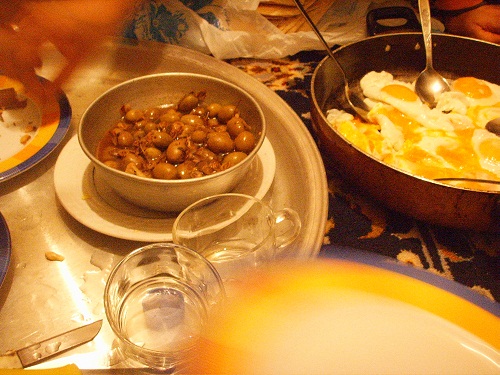 새댁 사다페가 우리에게 대접한 음식들. 계란 프라이와 올리브피클, 술과 난, 과일 등이었다. 너무 맛잇어서 바닥이 보일때까지 계속 먹었다.