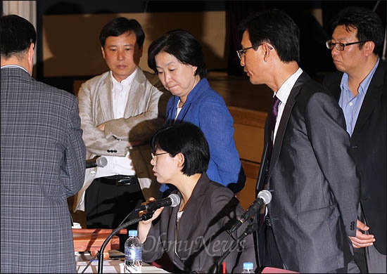 통합진보당 이정희-유시민-심상정-조준호 공동대표가 10일 오후 서울 대방동 여성플라자에서 열린 전국운영위원회에서 진상조사 보고서 결과에 따른 후속처리 및 대책을 위한 특별위원회 구성의 건에 대해 논의하고 있다.