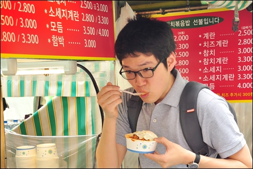 노량진 노점에서 컵밥을 먹는 이규정 시민기자. 