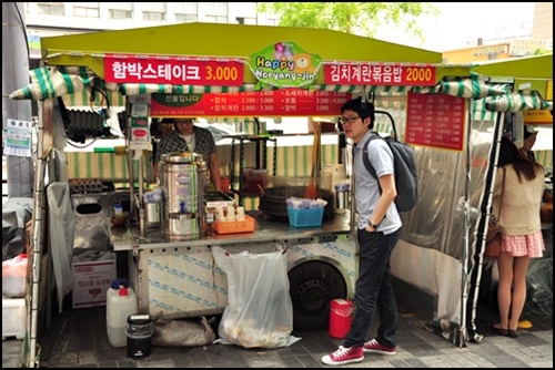노량진 컵밥 노점상 앞에 서 있는 이규정 시민기자.