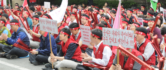 sh노조 조합원들이 사옥 매각 반대집회에 참석했다.
