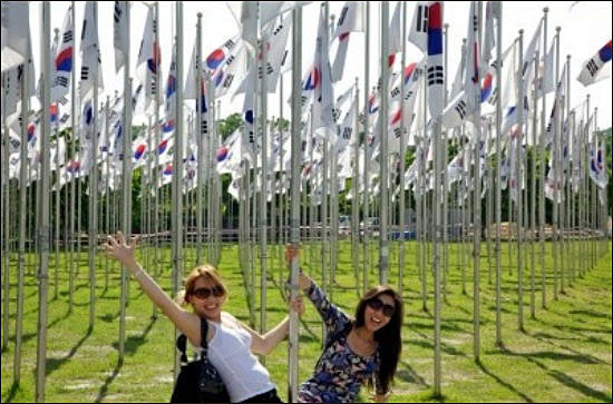한국에 와서 천안독립기념관을 방문한 인카스 해외입양인들