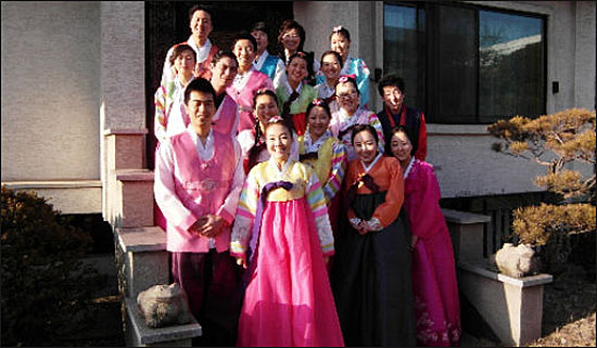 인카스를 찾은 해외입양인들이 설을 맞아 한복을 입고 미소 짓고 있다.