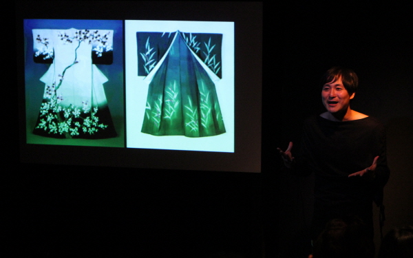 연극 '서정가＇는 공연 시작부에 도슨트를 맡은 패션 큐레이터 김홍기가 일본 의복에 대한 설명으로 연극의 이해를 돕는다.