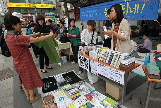 시민들이 11일 오후 서울 중구 대한문 앞에서 열린 '쌍용자동차 희생자들을 돕기위한 후원 바자회'에서 기증된 물품을 둘러보고 있다.