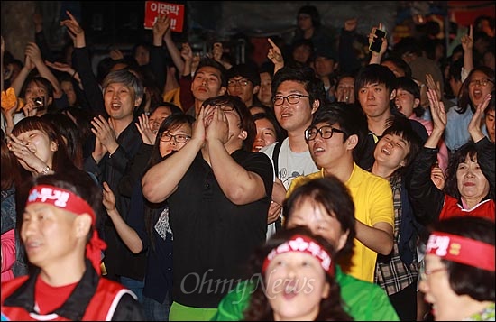 11일 오후 서울 중구 대한문 앞에서 열린 '쌍용차 22명의 희생자를 위로하고 연대하는 <악! 樂> 문화제'에 참석한 시민들이 허클베리핀의 멋진 공연에 열광하며 환호하고 있다.
