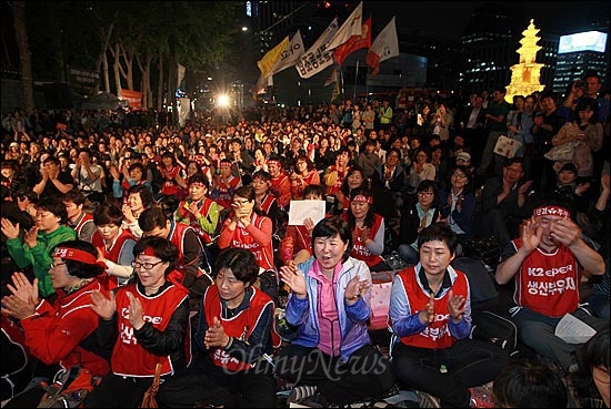11일 오후 서울 중구 대한문 앞에서 열린 '쌍용차 22명의 희생자를 위로하고 연대하는 <악! 樂> 문화제'에 참석한 시민들이 박재동 화백의 노래 실력에 환호하며 박수를 치고 있다.
