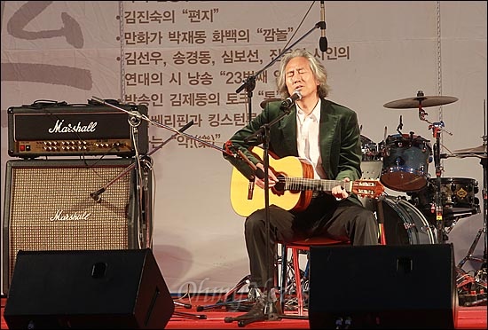 박재동 화백이 11일 오후 서울 중구 대한문 앞에서 열린 '쌍용차 22명의 희생자를 위로하고 연대하는 <악! 樂> 문화제'에 참석해 멋진 공연을 선보이고 있다.