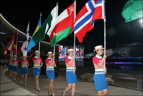 여수엑스포 개막식에서 104개 참가국의 국기가 입장하고 있다.
