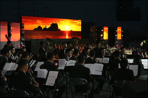 윈드오케스트라 60명이 선원과 바다의 노래, 봄의 왈츠, 바다교향곡 등을 연주했다.
