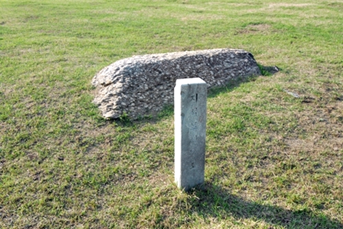 개석식 고인돌은 땅 위에 덮개돌을 놓고, 그 밑에 방을 마련한 것이다.