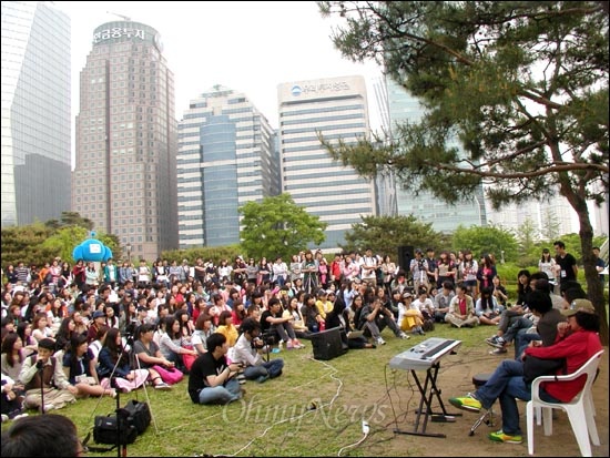 파업 중인 전국언론노조 MBC본부 소속  조합원들이 12일 오후 여의도공원 '희망캠프' 현장에서 방송대학을 열고 있다.