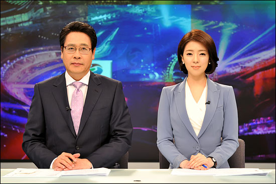  MBC <뉴스데스크>의 권재홍 앵커(왼쪽)와 배현진 아나운서(오른쪽)