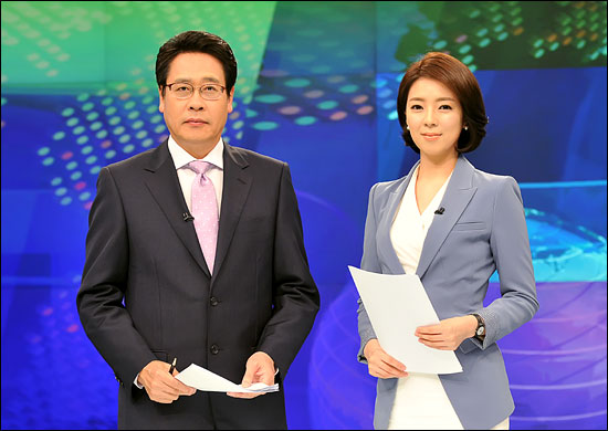  MBC <뉴스데스크>의 권재홍 앵커(왼쪽)와 배현진 아나운서(오른쪽)