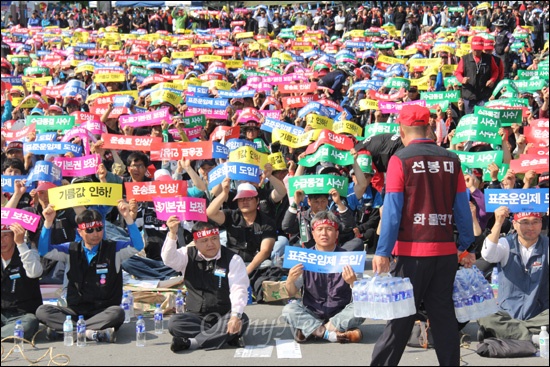  민주노총 공공운수노조 화물연대본부는 12일 오후 부산역 광장에서 "화물운송노동자 전 조합원 투쟁 선포 결의대회"를 열었다. 