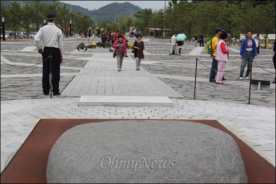  고 노무현 대통령 3주기를 앞두고 봉하마을에 참배객들이 몰려들고 있다. 