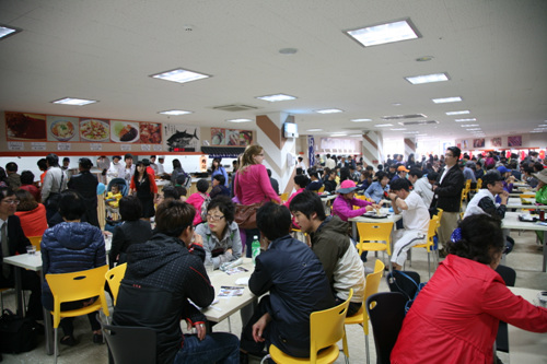 점심식사 시간의 일본식당 모습. 사람들로 넘친다