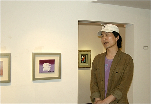 김용현 작가가 허름한 소파에서 창작에 몰두하는 하반영 화백과 그의 작품을 보고 느낀 소감을 발표하고 있다.  
