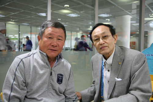 일본에서 사업을 해 돈을 많이 벌었어도 겸손하다는 주문길(왼쪽)씨와 구말모(오른쪽)회장