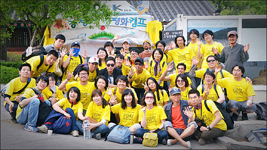 2012 세계병역거부자의날 기념 자전거행진 참가자들이 행진을 마친 뒤 '조계사 강정캠프'에 모여 찍은 단체사진 