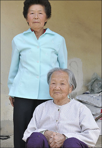 지난 50여년의 세월이 고스란히 느껴지는 며느리 한재형(76) 할머니와 시어머니 김창분(99) 할머니.