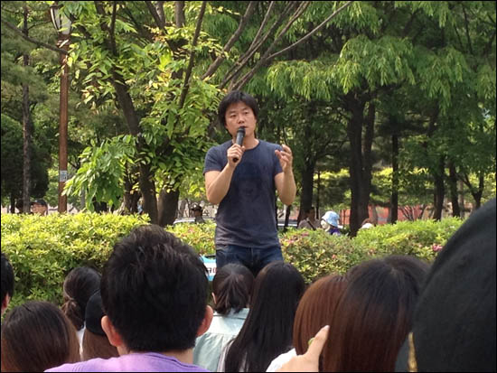 13일 여의도 공원 '희망캠프'에서 열린 'KBS 방송대학'에서 나영석 PD가 언론인 지망생들을 상대로 강연을 하고있다. 