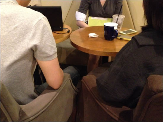 13일 'KBS 방송대학'에 참석한 언론인 지망생들이 여의도의 한 카페에서 이야기를 나누고 있다. 