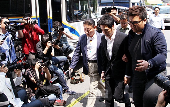미성년자 성폭행 혐의를 받고 있는 방송인 고영욱이 15일 오후 서울 용산서에서 재수사를 받기위해 출석하고 있다.