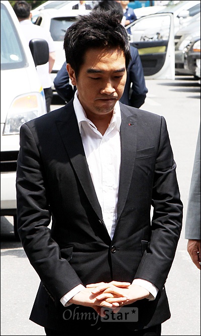  15일 오후 서울 용산서에서 미성년자 성폭행 혐의를 받고 있는 방송인 고영욱이 재수사를 받기위해 출석하며 입을 굳게 다문채 생각에 잠겨 있다.
