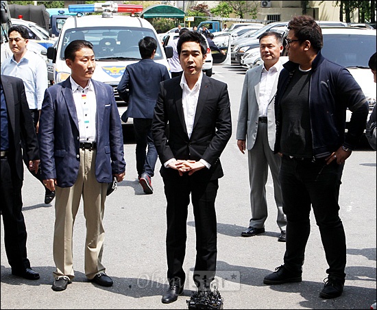  방송인 고영욱이 15일 오후 서울 용산서에서 미성년자 성폭행 혐의로 재수사를 받기위해 출석하며 "물의를 일으켜 죄송하며 성실히 조사에 임하겠다"는 심경을 밝히고 있다.
