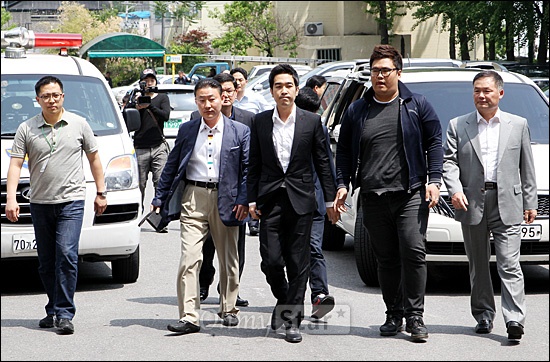  미성년자 성폭행 혐의를 받고 있는 방송인 고영욱(가운데)이 15일 오후 서울 용산서에서 재수사를 받기위해 출석하고 있다.