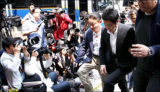  미성년자 성폭행 혐의를 받고 있는 방송인 고영욱이 15일 오후 서울 용산서에서 재수사를 받기위해 출석하고 있다.