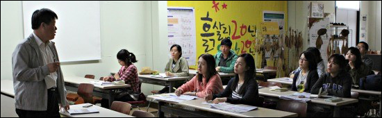 세명대 저널리즘스쿨 학생들이 한국 농업과 흙살림의 역할에 대한 강의를 듣고 있다.
