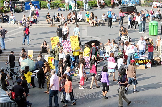 지난 12일 오후(현지시간) 관광객들로 붐비는 미국 뉴욕 맨해튼 유니온스퀘어에서 제주 강정마을 해군기지 반대를 위한 국제 연대 시위가 열렸다.