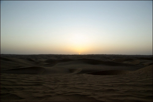 사막에서 맞이하는 오늘의 일몰. 사막 끝 지평선을 넘어 조금씩 아래로 향한다.