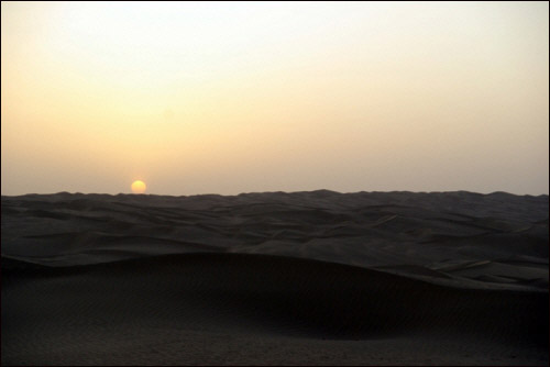 그림같은 사막의 아름다운 일몰.