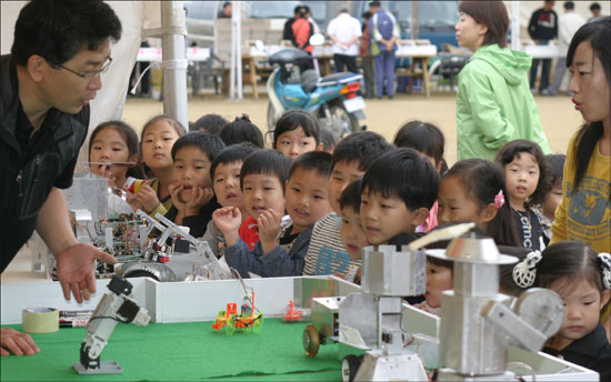 아이들에게 로봇에 대해 설명하는 김정수씨의 모습