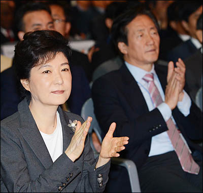 2012년 5월 15일 새누리당 새 지도부를 선출하는 전당대회에서 박근혜 비대위원장의 뒤편에 정몽준 전 대표가 자리하고 있다. 
