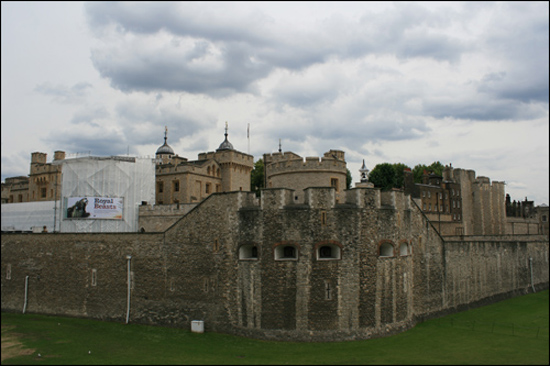 높은 성벽은 런던 타워를 난공불락의 요새로 만들었다.