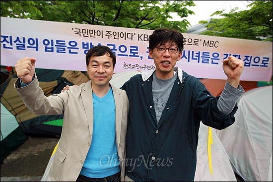 어깨동무를 한 KBS노조 김현석 위원장과 MBC노조 정영하 위원장이 파업 투쟁 승리를 다짐하고 있다.