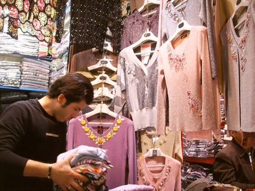 차도르 안에 이란 여자들은 이렇게 화려한 옷을 입는다. 그리고 잘생긴 가게 주인.