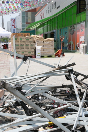 중기청 재조사를 하루남겨 둔 15일 새벽. 삼산동 농성장에서 방화사건이 발생했다. 업체는 장사를 위해 매장입구에 있던 농성장을 무상임대부지로 옮겨 불을 지른 것으로 파악된다