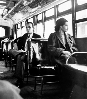 흑백 버스 통합제도가 시행된 첫날인 1956년 12월 21일, 몽고메리의 한 버스 앞좌석에 앉은 로자(사진 UPI/Bettman)
