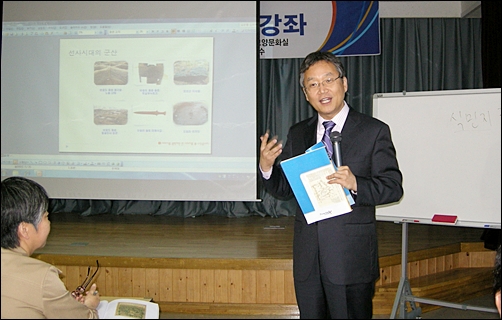  식민지 근대화론을 설명하는 군산대 김종수 교수
