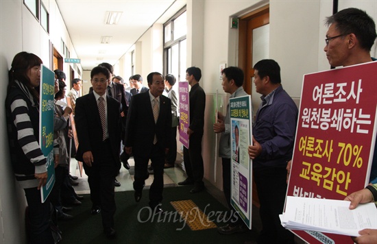  '충남고교평준화 주민조례제정운동본부'는 17일 오후 충남도의회 본회의장 앞에서 피켓시위를 벌이며 보류됐던 충남고교평준화 조례를 상정하지 않은 충남도의원들에 대해 항의했다.