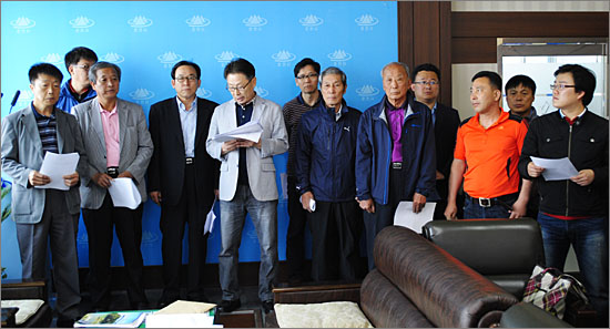 춘천시청 기자실에서 '안마산 열병합발전소 백지화 촉구' 기자회견을 열고 있는 시민단체와 지역 주민들.